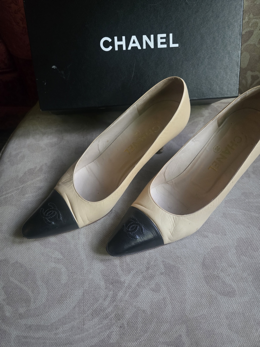 CHANEL Chic Two-Tone Beige and Black Cap-Toe Leather Pumps - Picture 3 of 16